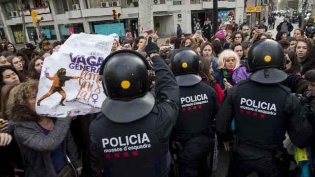 Un centenar de mujeres paralizan Gran Via contra el machismo / EFE