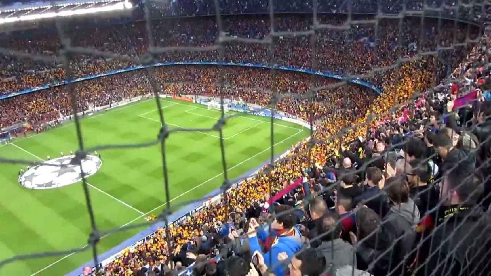 Vista del Camp Nou durante el Barça-Roma, con los globos amarillos a punto de ser lanzados desde las gradas del estadio / EFE