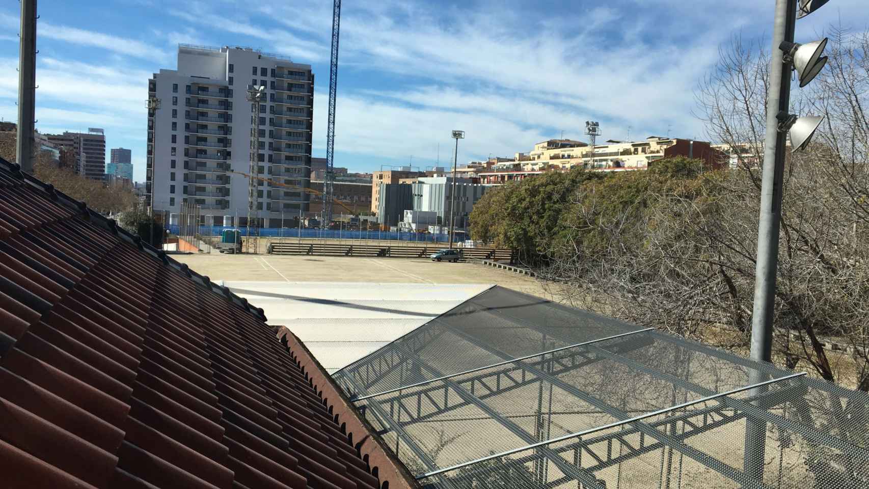 Una vista general de parte de los terrenos que acogerán el polo de servicios sociosanitarios de Magòria y una zona de equipamientos deportivos / XAVIER ADELL