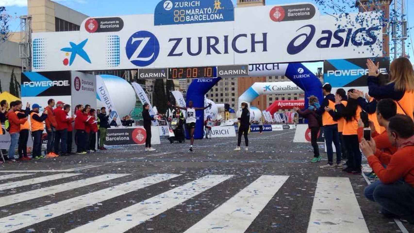 Anthony Martitim, en el momento de proclamarse ganador de la Maraton de Barcelona 2018 / @zurichmaratondebarcelona