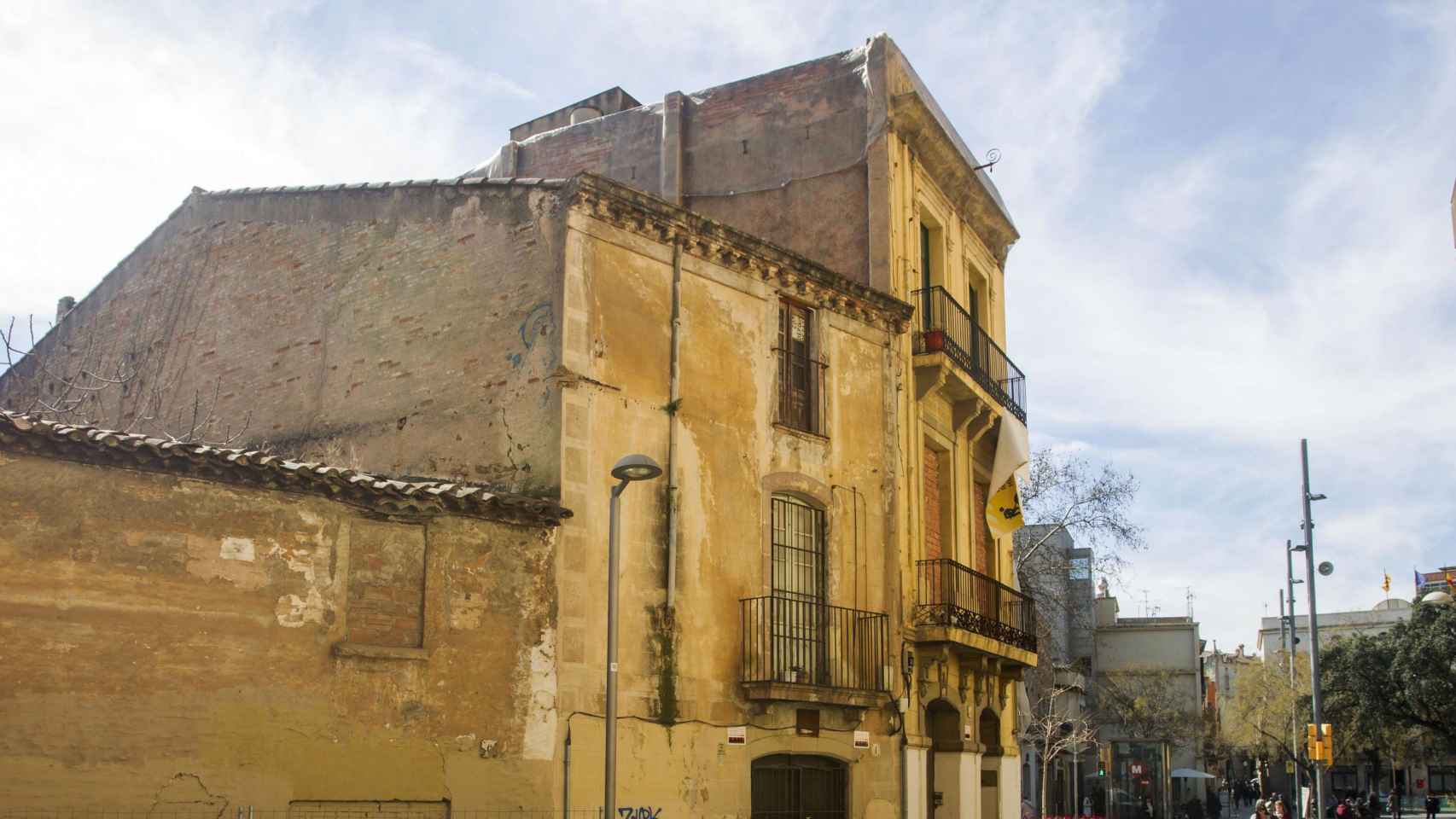 Las casas de la calle de Pont de Sant Andreu que albergarán un centro de interpretación histórica y otro del Rec Comtal / HUGO FERNÁNDEZ