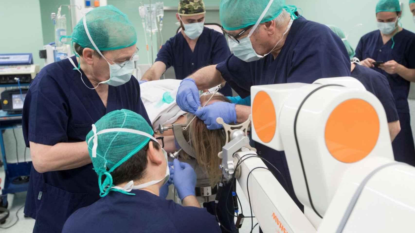 Los neurocirujanos del Centro Médico Teknon, en un momento de la operación de Parkinson utilizando el robot / EFE