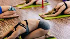 Practicar Yoga va mucho más allá que comprar lo último en accesorios deportivos