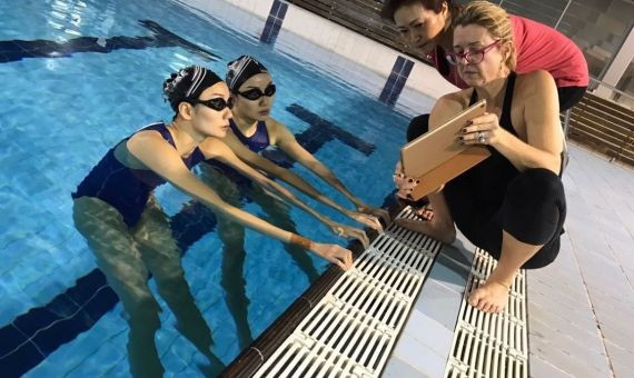 Anna Tarrés durante un entrenamiento de natación sincronizada