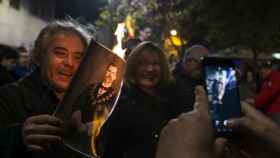 Distintas personas queman una foto del Rey Felipe VI en Gràcia / HUGO FERNÁNDEZ
