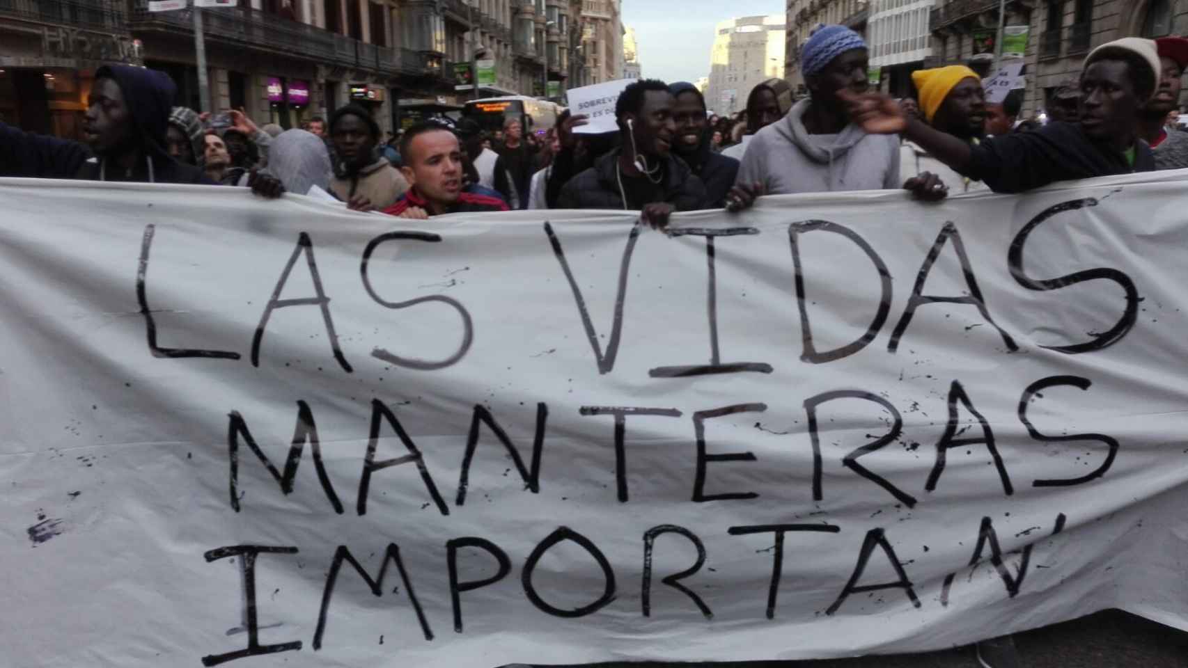 Manifestación de vendedores del 'top manta' en Barcelona en solidaridad con su compañero muerto en Madrid