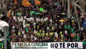 Aspecto de la manifestación que, bajo la lluvia, han llevado a cabo en Barcelona entidades educativas catalanas / EFE
