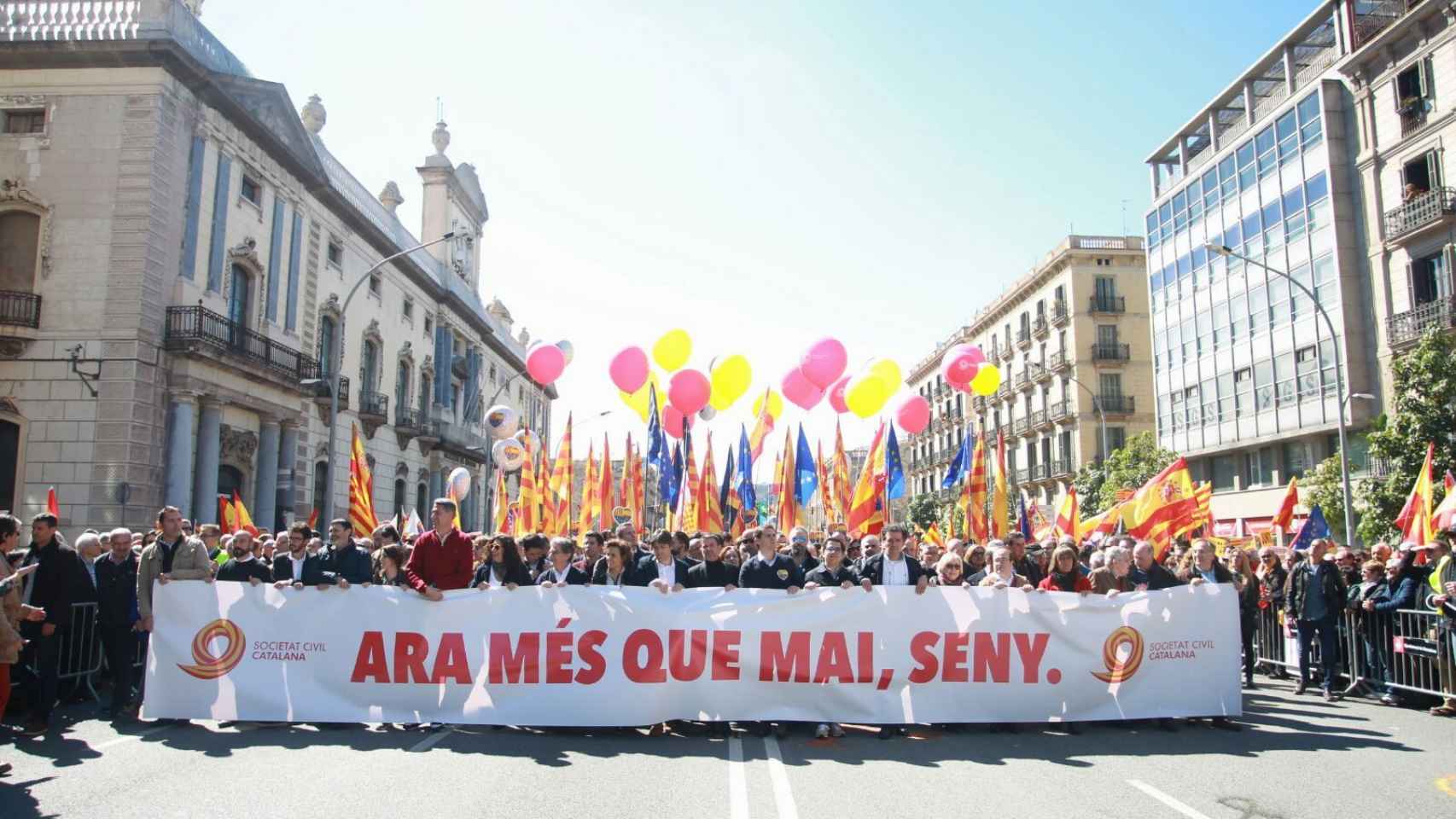 Imagen de la primera línea de la manifestación que ha reunido a decenas de miles de barceloneses este domingo para pedir 'seny' y Govern / HUGO FERNÁNDEZ