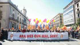 Imagen de la primera línea de la manifestación que ha reunido a decenas de miles de barceloneses este domingo para pedir 'seny' y Govern / HUGO FERNÁNDEZ