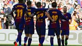 Los jugadores del Barça celebran el primer gol, marcado por Alcácer / EFE
