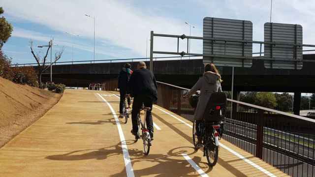 Usuarios en un tramo del carril para bicicleta entre Barcelona y Esplugues, en el Baix Llobregat / SÍLVIA CASORRÁN