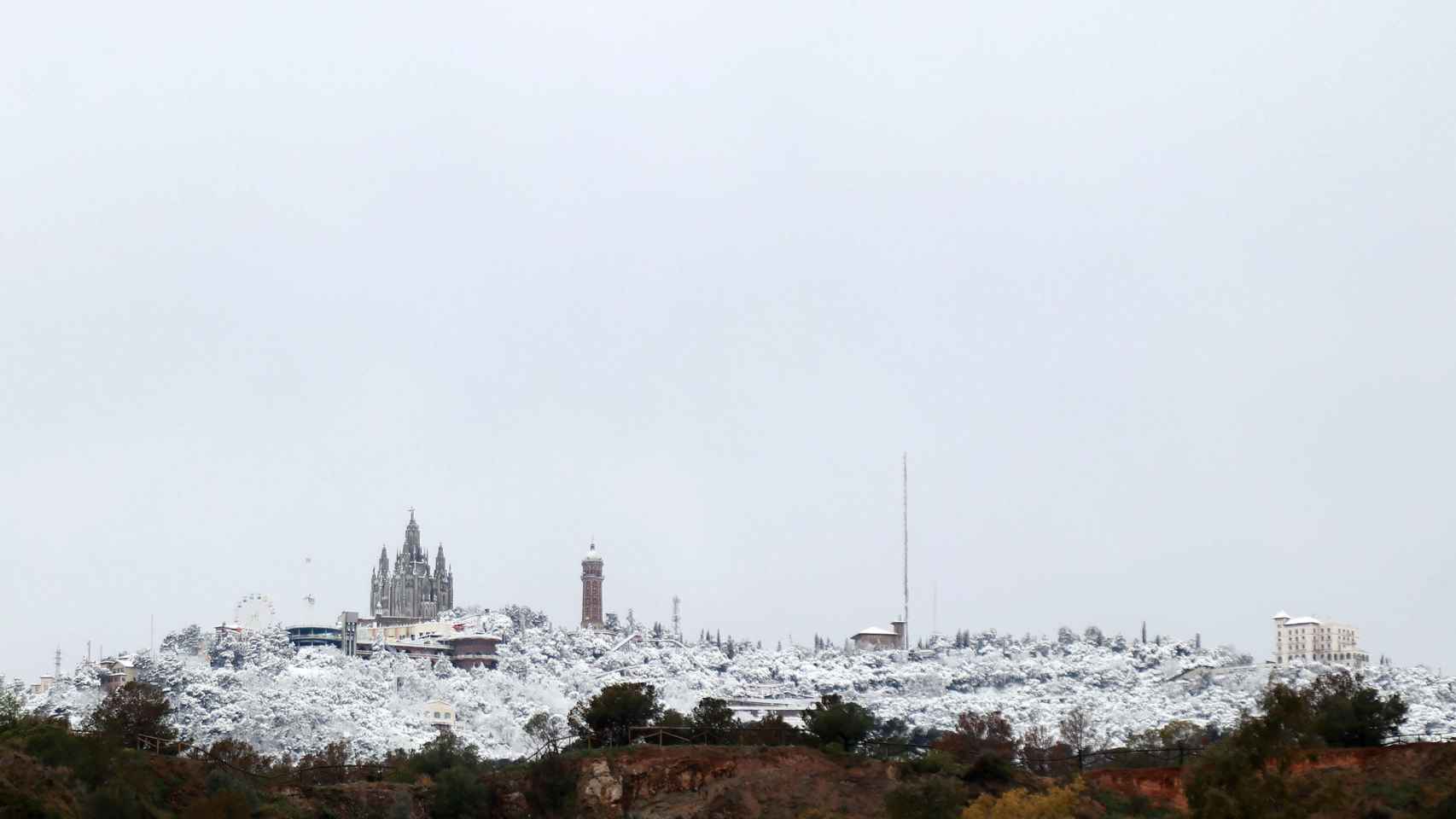 La montaña del Tibidabo ha amanecido cubierta por un manto blanco / HUGO FERNÁNDEZ