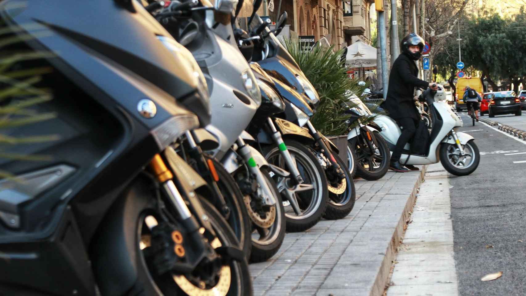 Un grupo de motos aparcadas en la acera de la calle de París junto a un carril bici / HUGO FERNÁNDEZ