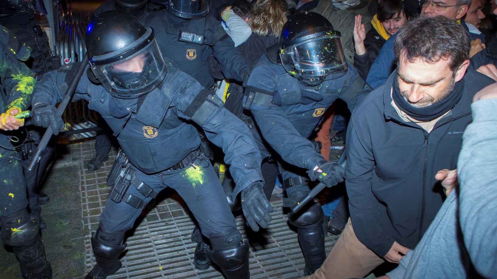 Agentes de los Mossos d'Esquadra cargan contra algunos manifestantes cerca de la Delegación del Gobierno en Barcelona en uno de los momentos de tensión de las protestas / EFE