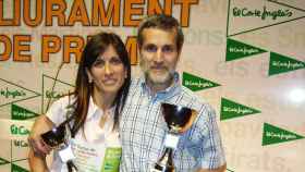 Sònia Giménez junto a su padre, Josep, durante la recogida de trofeos de La Cursa de El Corte Inglés del 2007.