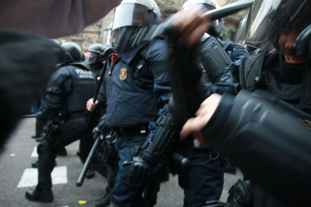 Agentes de los Mossos durante una actuación en las calles de Barcelona / HUGO FERNÁNDEZ