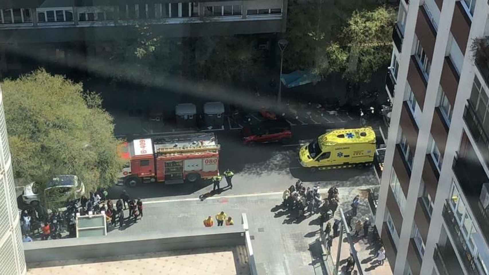 Dos vehículos, uno bomberos y una ambulancia junto a El Corte Inglés de Francesc Macià / MUNDO DEPORTIVO