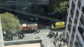 Dos vehículos, uno bomberos y una ambulancia junto a El Corte Inglés de Francesc Macià / MUNDO DEPORTIVO