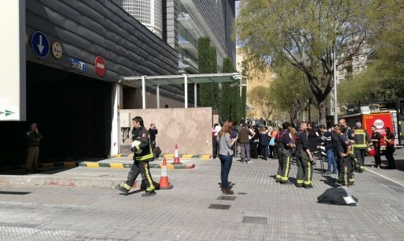 Un grupo de bomberos junto al aparcamiento de El Corte Inglés / SER CATALUNYA