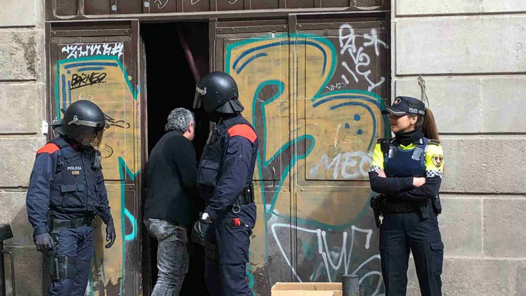 Los mossos entran en un narcolocal en el barrio Gòtic / Mossos d'Esquadra