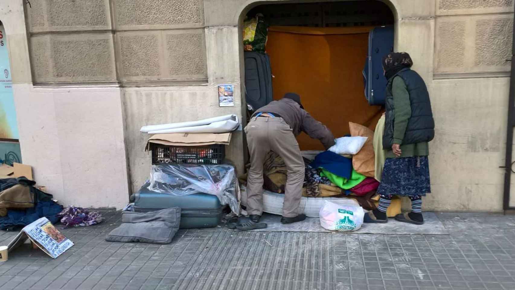Dos personas sin techo en una calle del centro de Barcelona / METRÓPOLI
