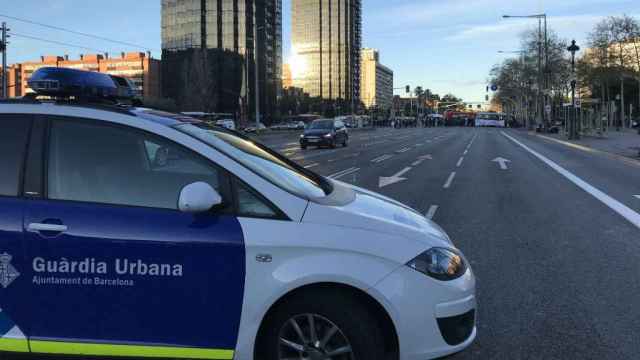 Un vehículo de la Guàrdia Urbana, en la Diagonal, cortada por los CDR / BETEVÉ