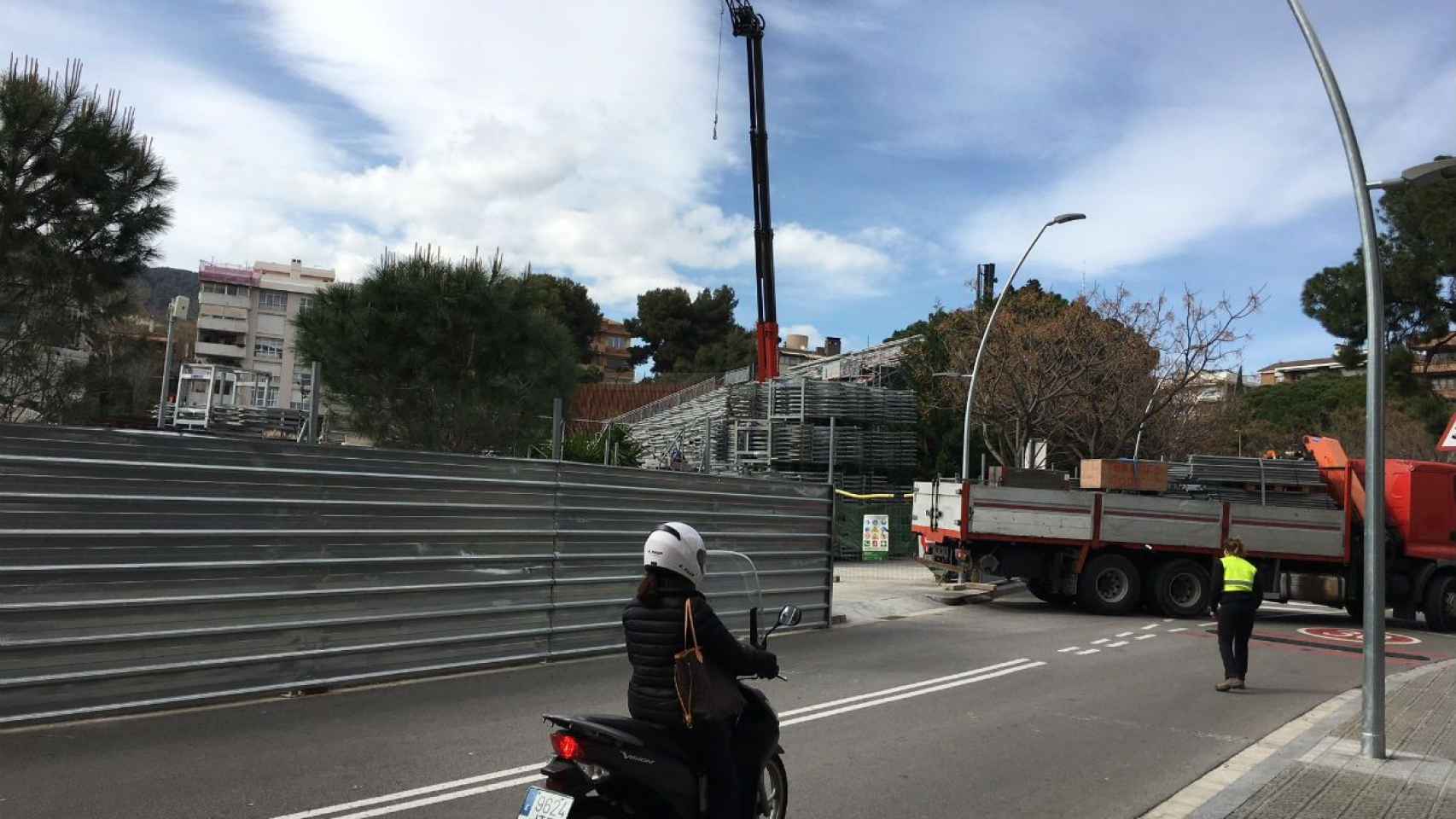Un camión maniobra para entrar material del torneo en la puerta lateral del RCT Barcelona, en la calle Bosch i Gimpera / MIKI