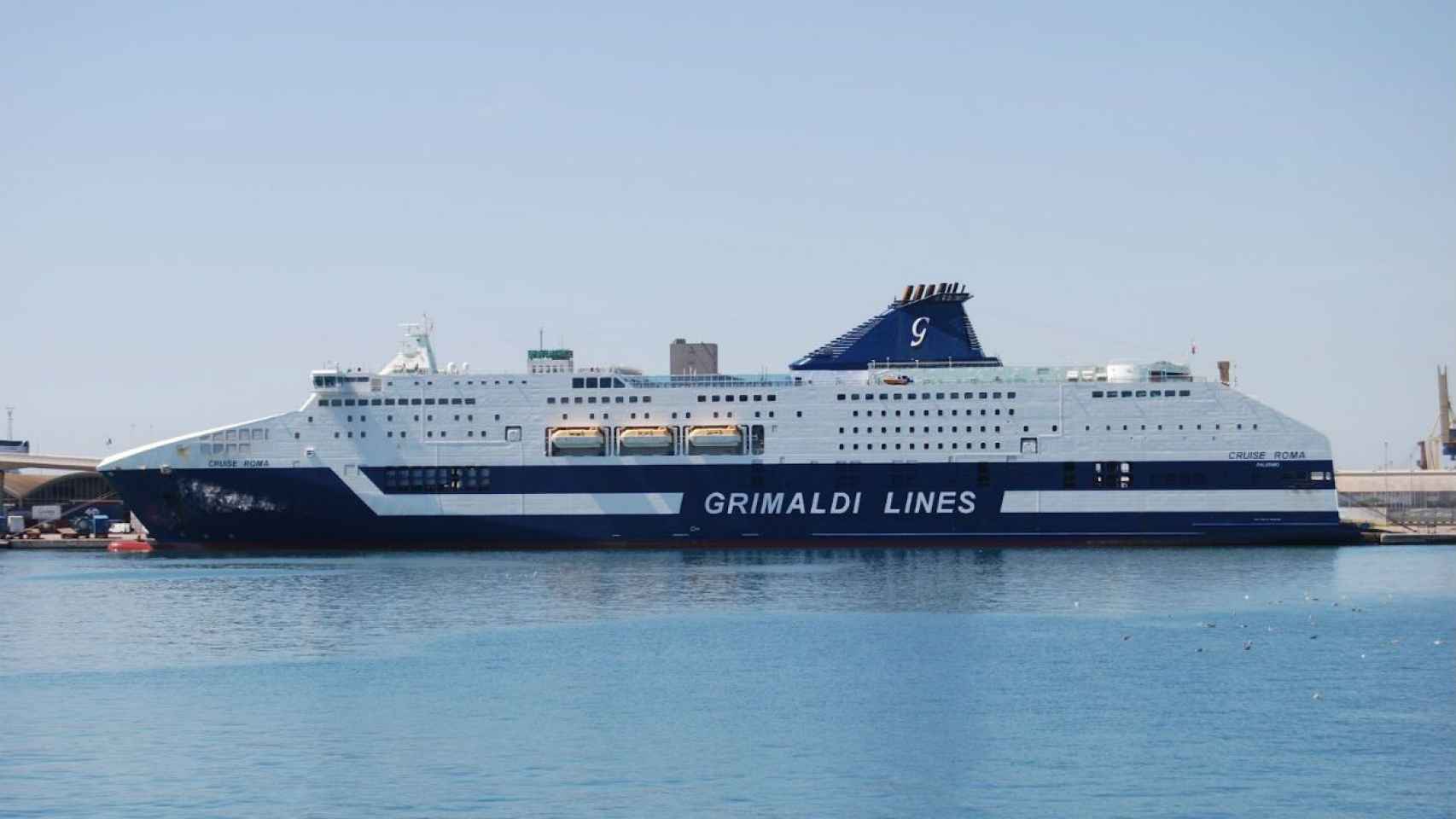 El 'Cruise Roma' es uno de los dos barcos gemelos que cubren la ruta Barcelona-Civitavecchia. Desde él cayó el ciudadano francés desaparecido frente a la costa de Palamós / Grimaldi
