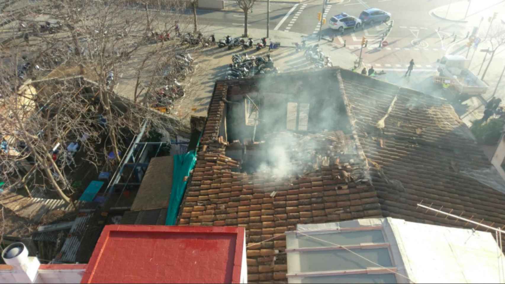 El techo del Ateneu de Sarrià quedó completamente calcinado después del incendio  del que se ha alegrado Daniel Mòdol/ Twitter: @APSarria