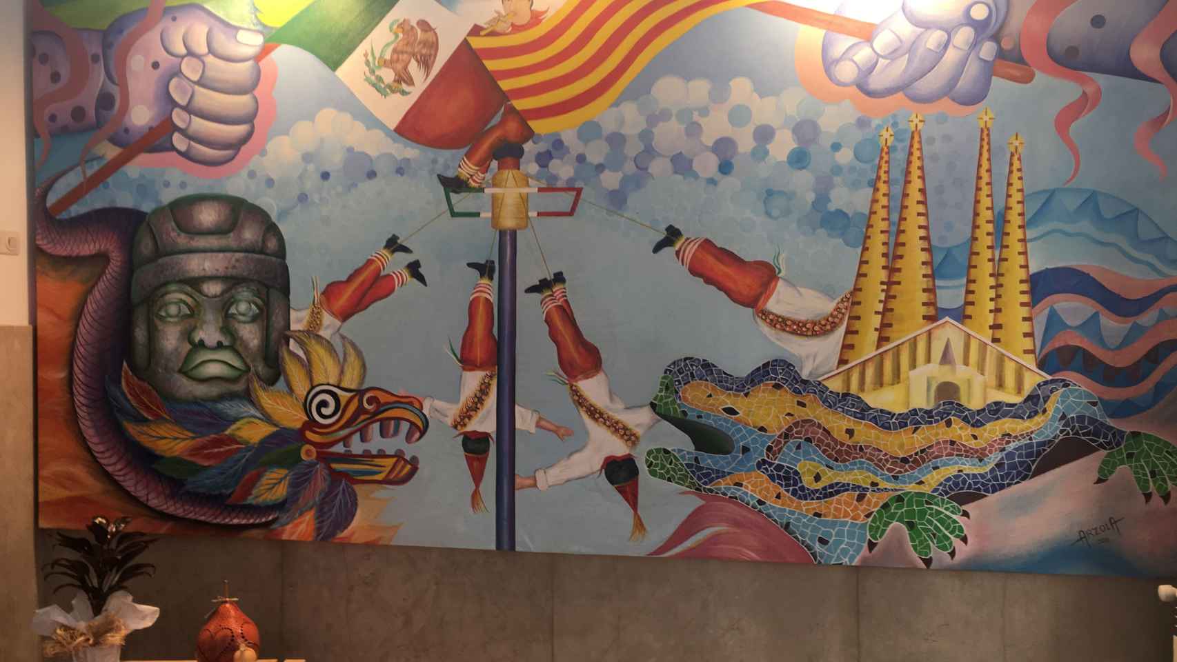 Mural con elementos tradicionales de las culturas mexicana y catalana / AROA ORTEGA