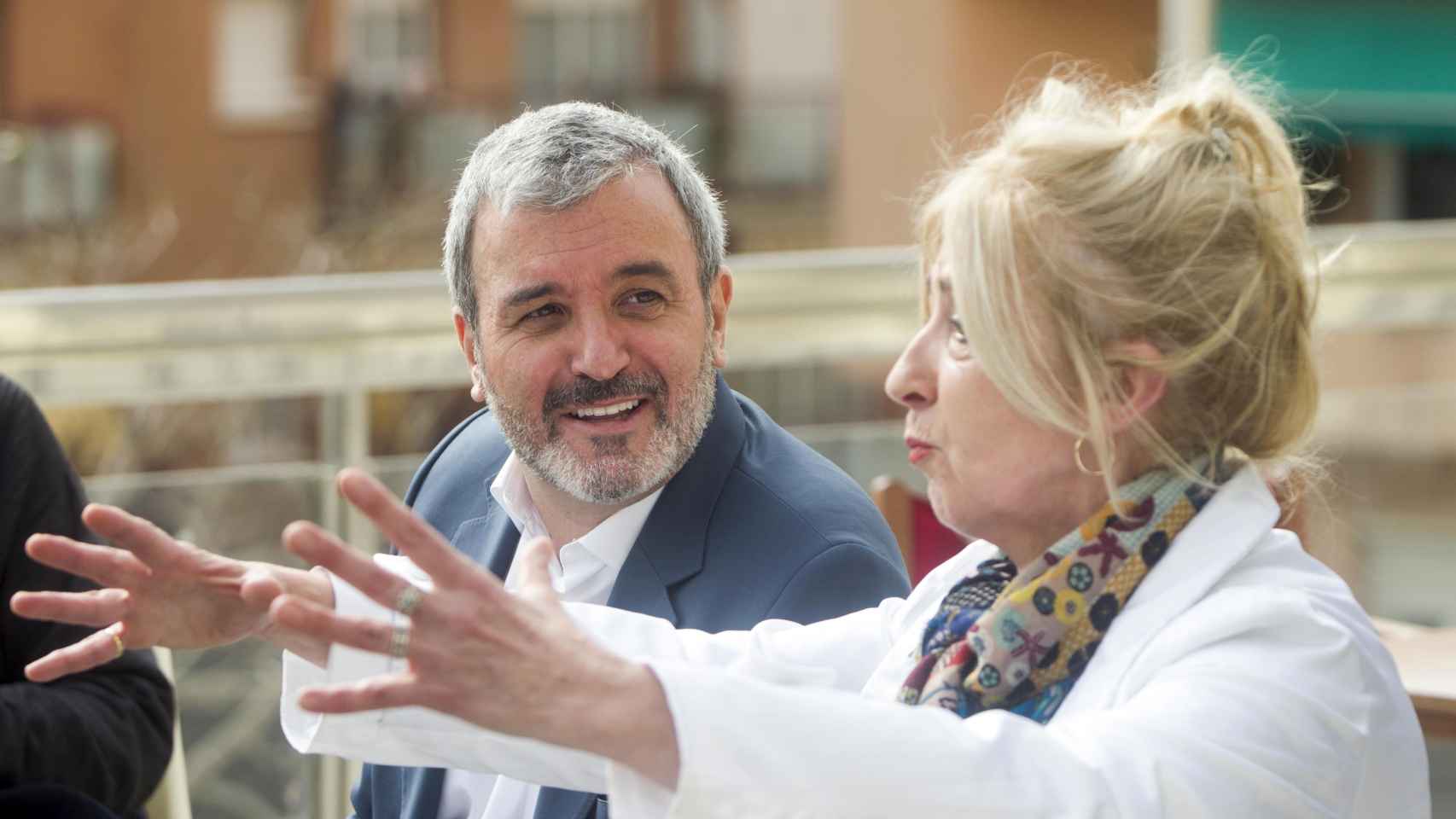 Jaume Collboni con la florista Carolina Galte, en la presentación de la candidatura del concejal socialista / HUGO FERNÁNDEZ