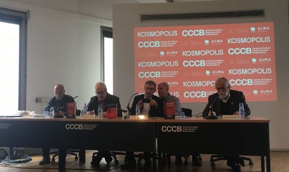 Orhan Pamuk escuchando al traductor durante la rueda de prensa en el CCCB / P.B.