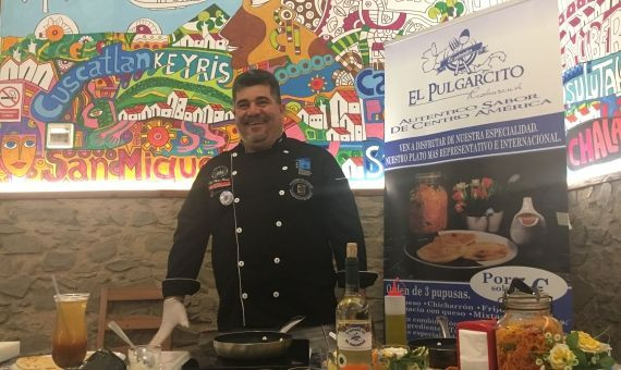 El chef H. Romero listo para iniciar el showcooking en El Pulgarcito / A.O.