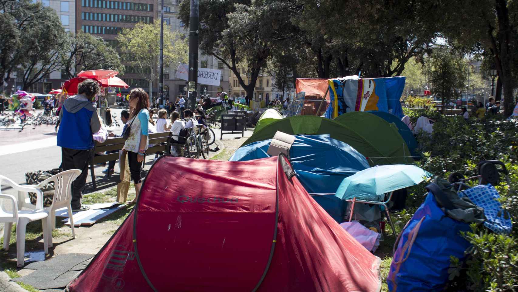 Tiendas de campaña de la acampada de personas sintecho de la plaza de Catalunya, que reivindican la construcción de un hotel / HUGO FERNÁNDEZ