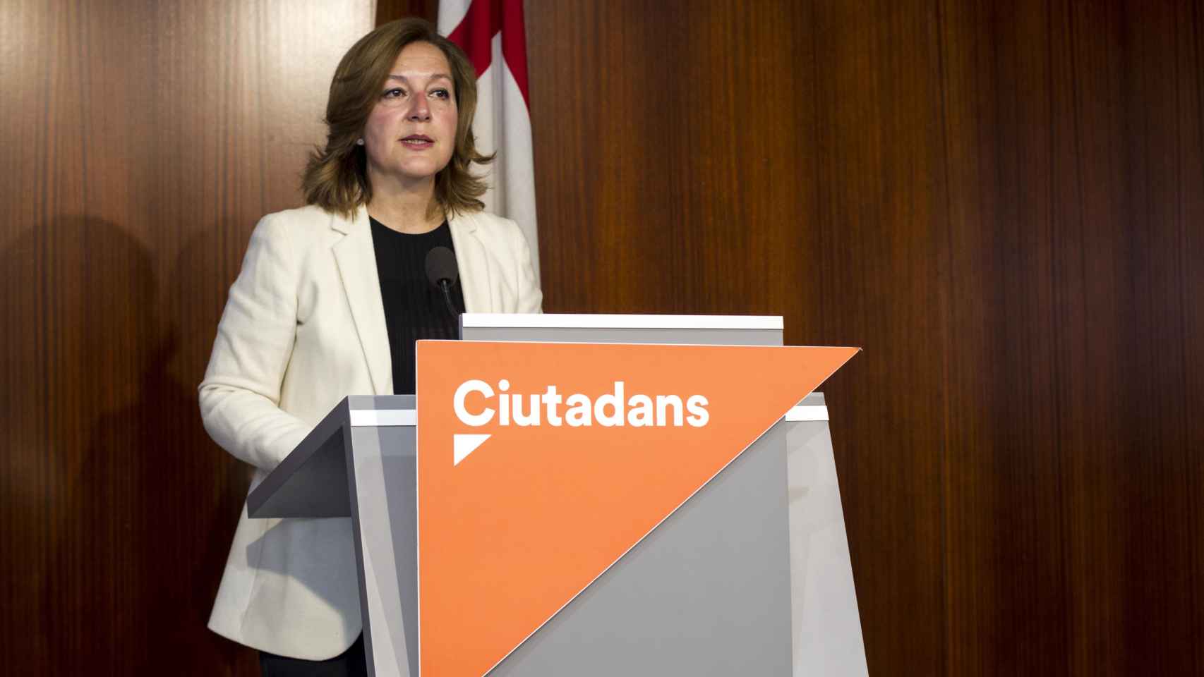 La presidenta del Grupo Municipal de Cs, Carina Mejias, durante la rueda de prensa en la que ha criticado las preguntas de la  multiconsulta de Colau / HUGO FERNÁNDEZ