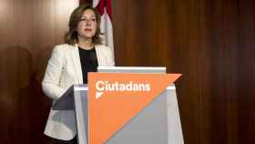 La presidenta del Grupo Municipal de Cs, Carina Mejias, durante la rueda de prensa en la que ha criticado las preguntas de la  multiconsulta de Colau / HUGO FERNÁNDEZ