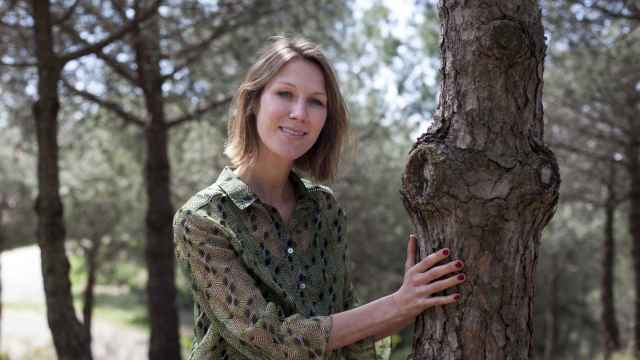 Annette Lavrijsen en Collserola durante la presentación práctica de 'Shinrin-yoku' / HUGO FERNÁNDEZ