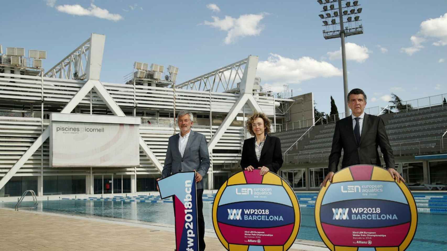 Fernando Carpena (RFEN), Marta Carranza (Ajuntament) y Enric Bertrán (FCN) han posado hoy en las piscinas Picornell para celebrar la cercanía del Europeo / WP2018