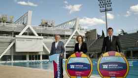 Fernando Carpena (RFEN), Marta Carranza (Ajuntament) y Enric Bertrán (FCN) han posado hoy en las piscinas Picornell para celebrar la cercanía del Europeo / WP2018