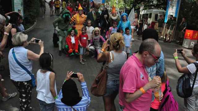 Los niños y sus padres se fotografían con los personajes de 'Gerónimo Stilton' durante el 'paseíllo' previo a la representación / MIKI