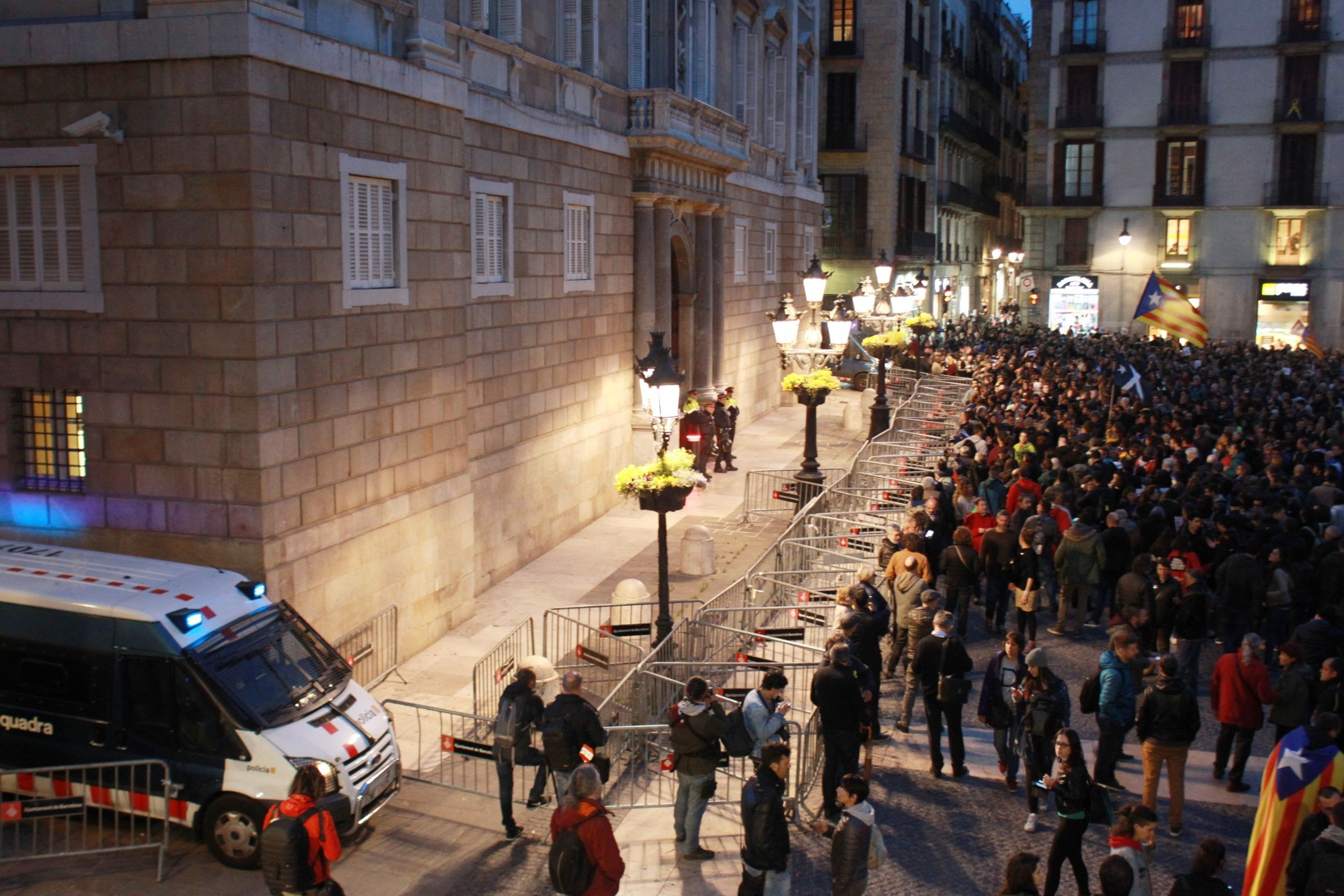 Los CDR rodearon el Palau de la Generalitat recientemente / HUGO FERNÁNDEZ