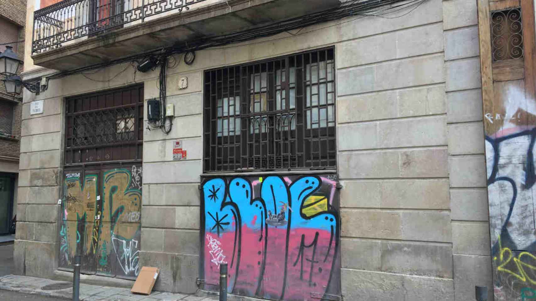 Un local clausurado en el barrio del Gòtic de Ciutat Vella, que ha funcionado como 'narcopiso' / CR