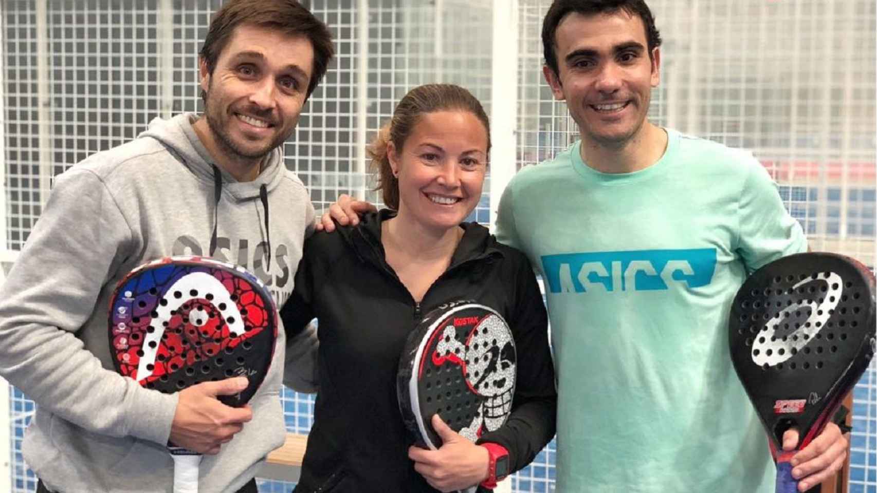 Un trío de oro: Marcela Ferrari, entre Fernando Belasteguín (izq.)  y Pablo de Lima, la pareja masculina Nº1 del pádel mundial y de la que ella es entrenadora /