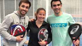 Un trío de oro: Marcela Ferrari, entre Fernando Belasteguín (izq.)  y Pablo de Lima, la pareja masculina Nº1 del pádel mundial y de la que ella es entrenadora /