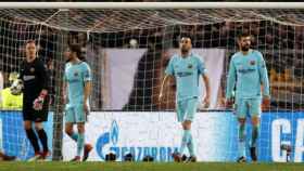 Los jugadores del Barça, abatidos tras un gol de la Roma / MIGUEL RUIZ / FCB