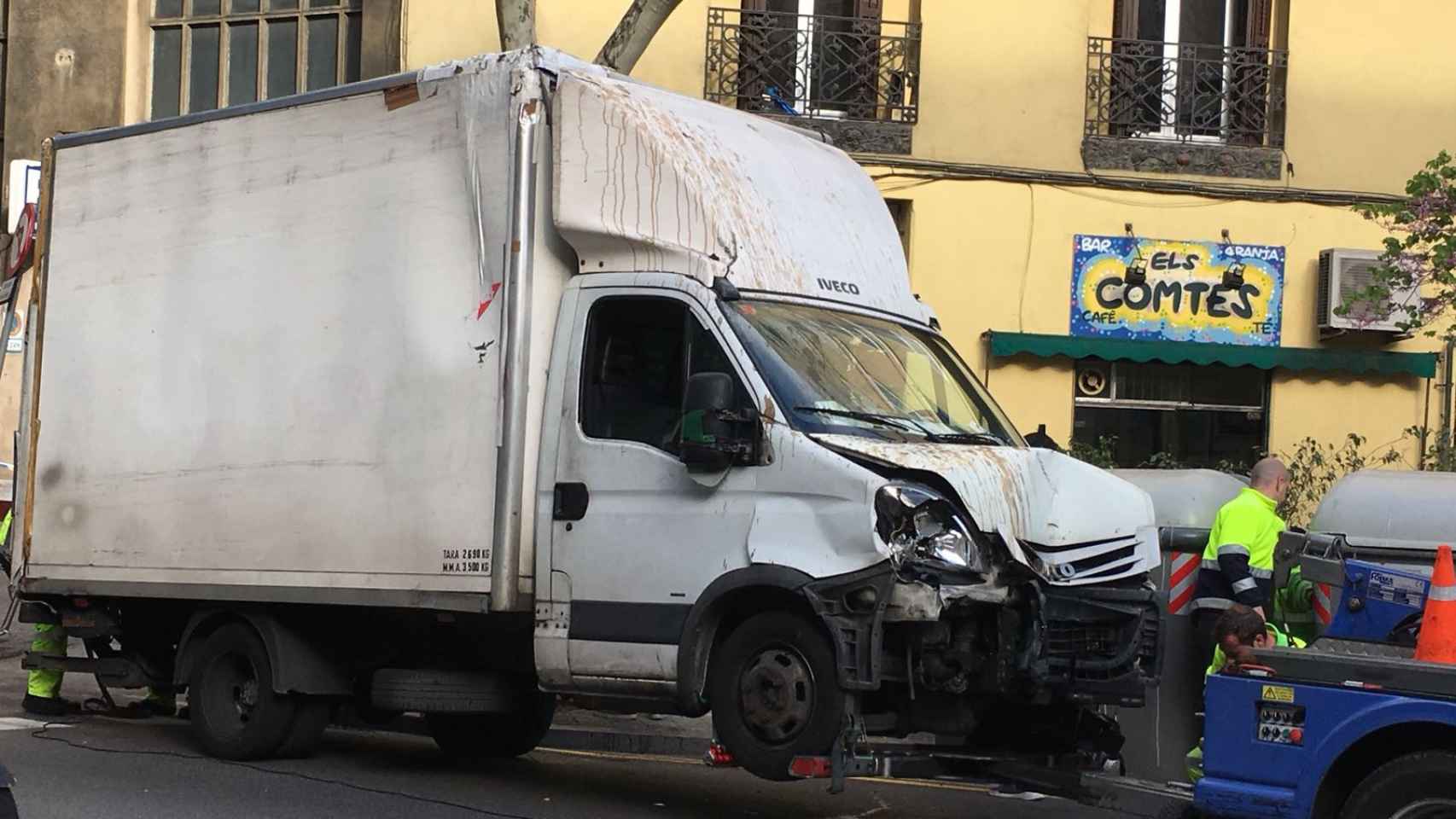 Momento en que una grúa retira el camión accidentado, minutos después de haber atropellado a seis personas en el cruce de las calles Aragó y Urgell   / MIKI