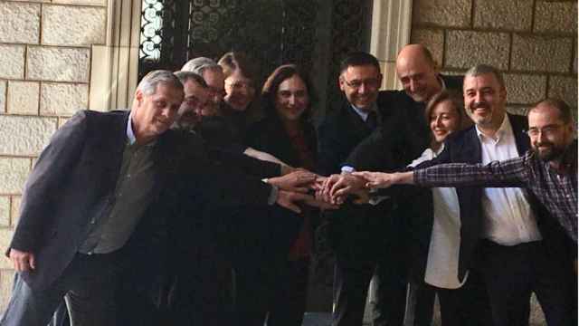 Los líderes de los grupos municipales, Colau, Moix y Bartomeu han hecho la piña para festejar el acuerdo con el Espai Barça / X. A.