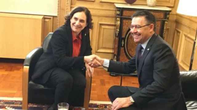 Ada Colau y Josep María Bartomeu, sellando simbólicamente el acuerdo con un apretón de manos : X. A._570x340