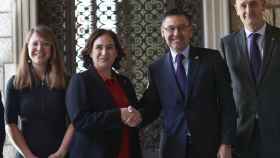 Janet Sanz, Ada Colau Josep Maria Bartomeu y Jordi Moix, tras la firma del acuerdo / EFE/Alejandro García