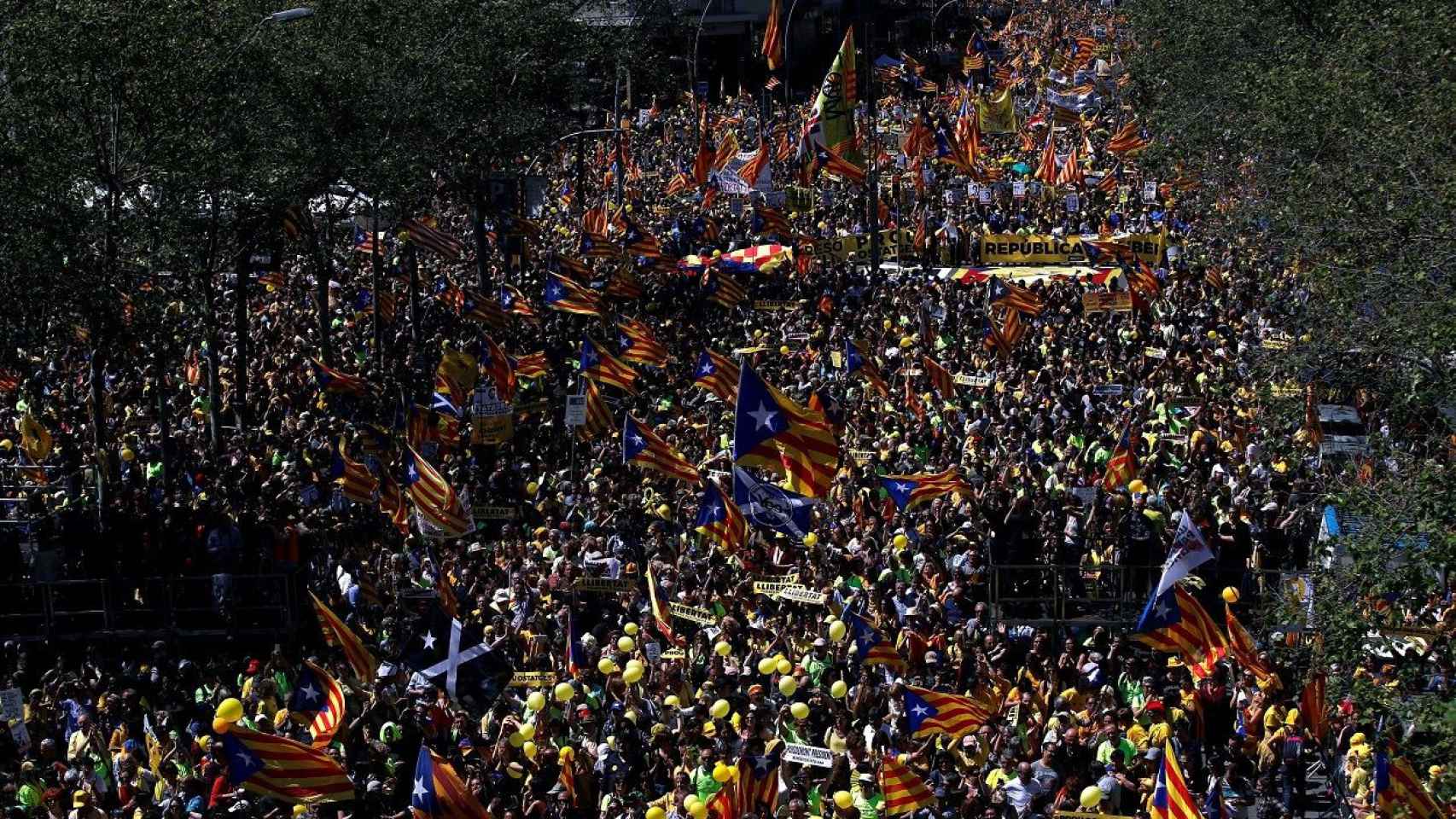 La manifestación, convocada por Espai Democràcia i Convivéncia, ha transcurrido por el Paralelo barcelonés / EFE